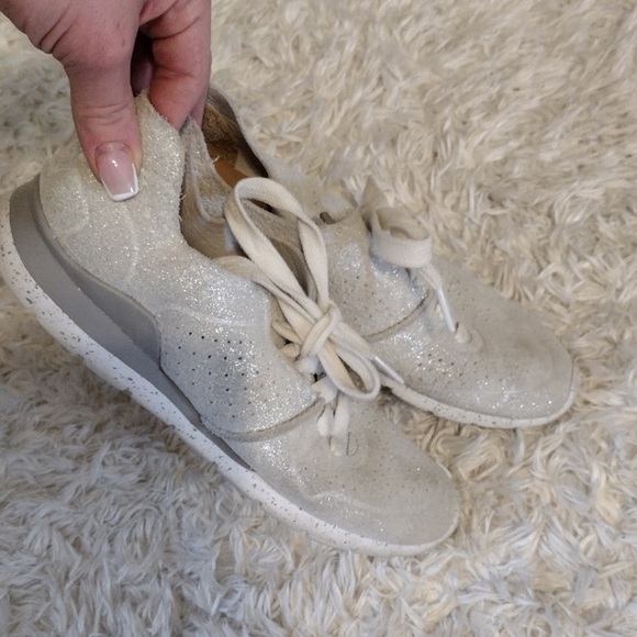 Ugg Australia Metallic Perforated Treadlite Stradust Lace Up Leather Sneakers - Picture 2 of 5